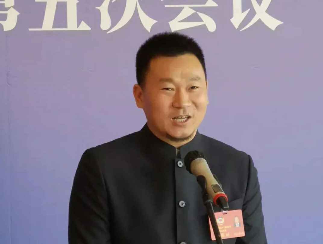 为进一步展示市政协团结、民主、开放、自信的形象，向市民和网友展示政协委员的履职风采，中山市政协十二届五次会议在2月4日上午开幕前开设“委员通道”，市政协委员、乐鱼网页版-乐鱼(中国)官方公司总经理陈朝阳走进“委员通道”，回应社会关切的问题。他就如何做好城市应急管理规划的问题进行发言，并回答记者提问。.jpg